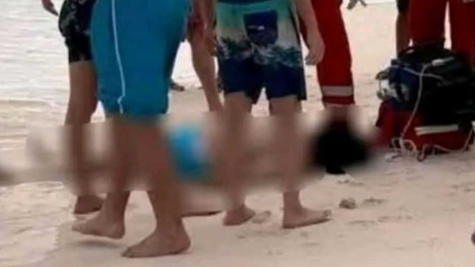 El cuerpo del turista quedó tendido en la arena de Playa El Morro tras ser rescatado sin signos vitales