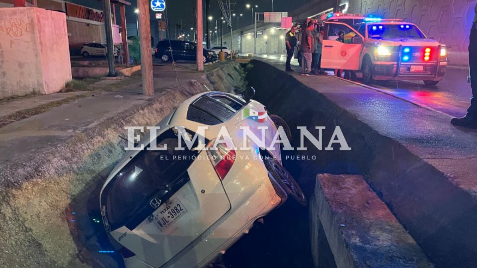 El conductor cae a canal pluvial tras perder el control.