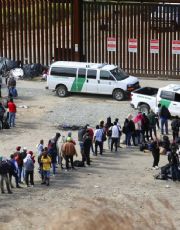 Foto descriptiva de: Frena Donald Trump la migración; utiliza mensajes que infunden miedo