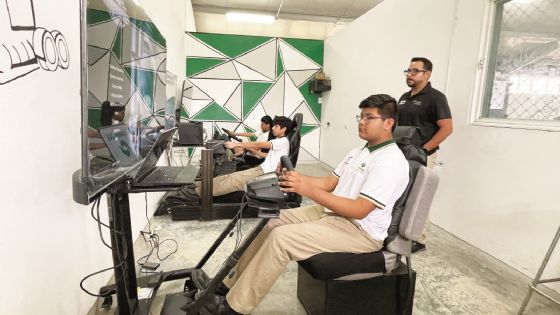 Nuevo Laredo: estudiantes del CONALEP aprenden a manejar tráileres en las aulas