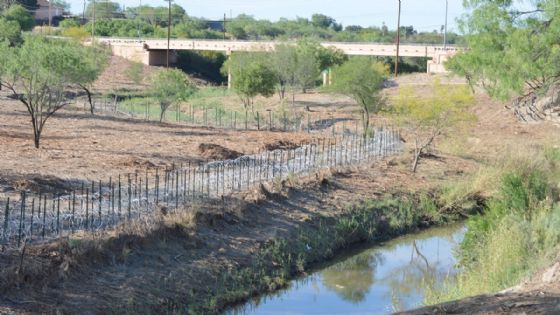 Blindan con alambres de púas el río Bravo a orillas del parque Chacón de Laredo, Texas
