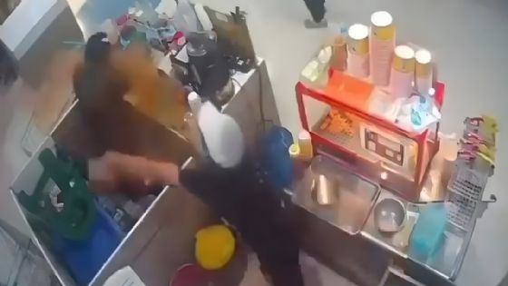 Mujer lanza aceite hirviendo a compañera en Tailandia; víctima terminó con quemaduras grave | VIDEO