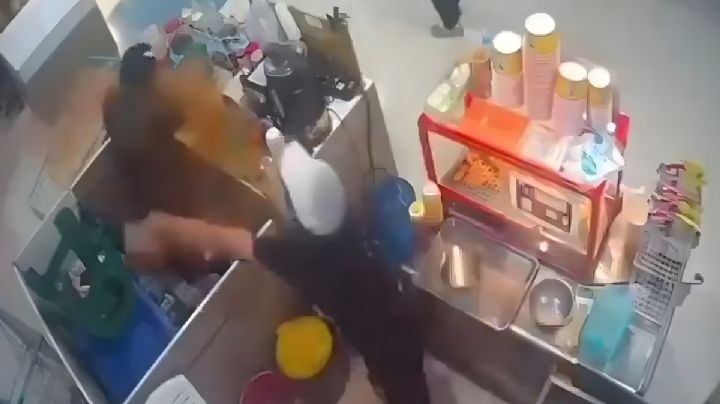 Brutal ataque entre mujeres: trabajadora lanza aceite hirviendo a su compañera y la deja grave | VIDEO