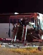 Foto descriptiva de: Accidente fatal: Dos fallecidos y más de 10 heridos tras el choque de autobús y un tractocamión