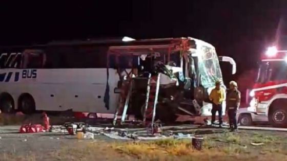 Accidente fatal: Dos fallecidos y más de 10 heridos tras el choque de autobús y un tractocamión