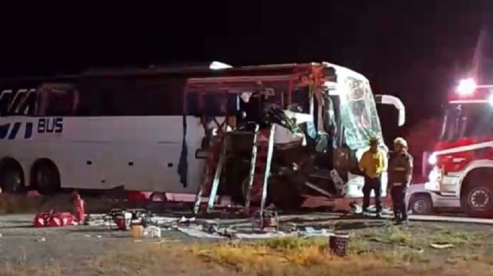 Accidente fatal: Dos fallecidos y más de 10  heridos tras el choque de autobús y un tractocamión