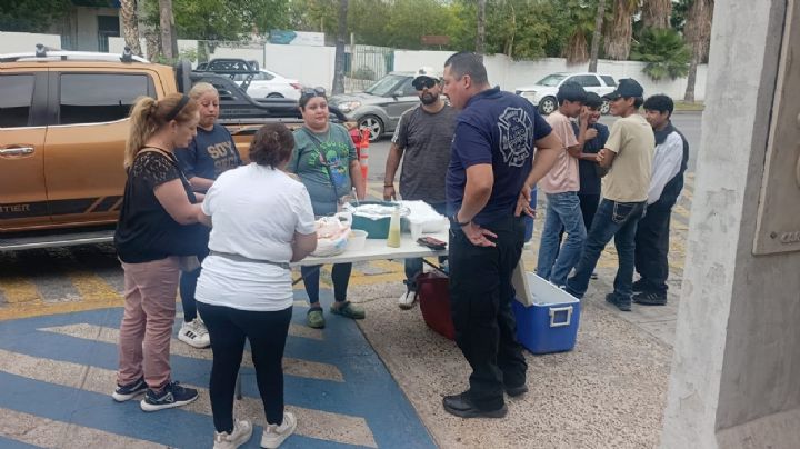 Bomberos reciben bonita sorpresa de ciudadanos neolaredenses: les obsequian comida y agua fresca