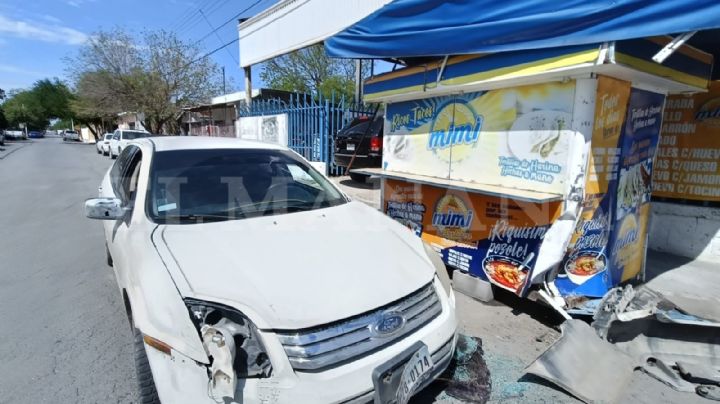 Brayan se pasa el alto y provoca choque en Nuevo Laredo; auto termina estampado en puesto de tacos