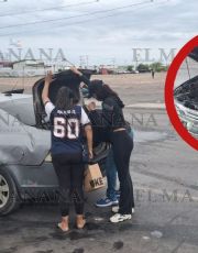 Foto descriptiva de: Auto se incendia frente a Chedraui; Abigail se asustó al ver humo saliendo del cofre
