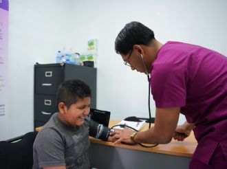 Llegan servicios de salud gratis a las Clínicas UNE de Nuevo Laredo; estas son sus 13 ubicaciones