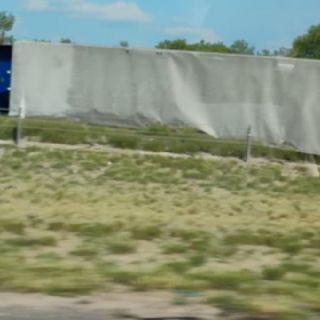 Tráiler vuelca en la Carretera 35 y causa un caos vial muy cerca de Laredo