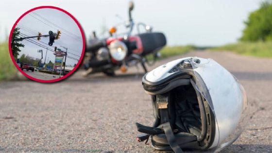 ¿Cómo terminó ahí? Motociclista sobrevive a impacto que lanzó su vehículo a 4 metros de altura