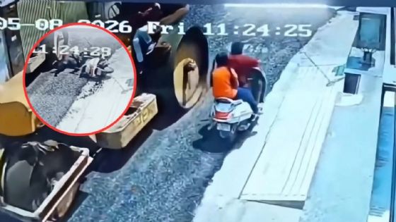 Abuelo y su nieta son destrozados por aplanadora; la moto en que viajaban cayó al paso de la máquina