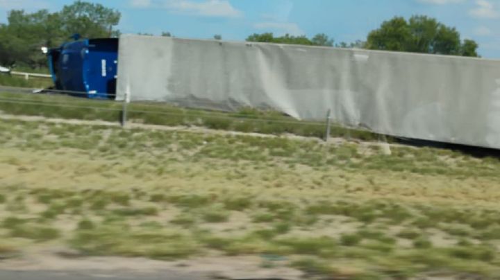 Tráiler vuelca en la Carretera 35 y causa un caos vial muy cerca de Laredo