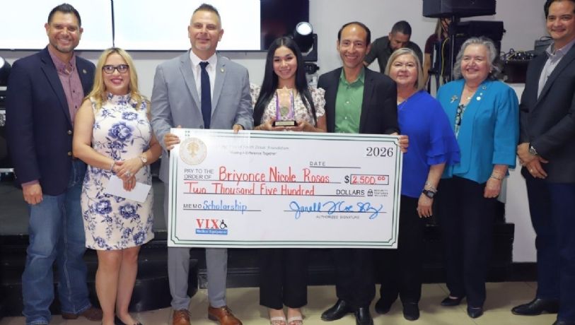 Estudiante de preparatoria en Laredo recibe importante beca tras destacar en basquetbol