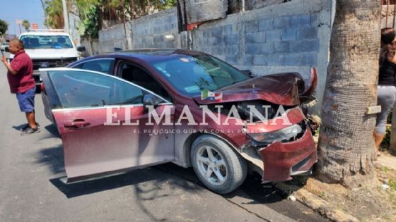 Palmera se le atraviesa a jovencito y destroza su carro en la colonia Buenavista; hubo 6 lesionados
