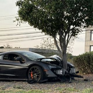 Ni dueño ni placas: abandonan un McLaren de 5 millones de pesos tras chocarlo con un árbol