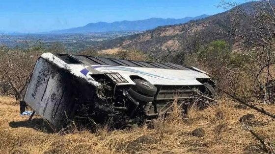 Autobús de pasajeros sufre volcadura y deja 11 muertos; iban a balneario a festejar a los niños