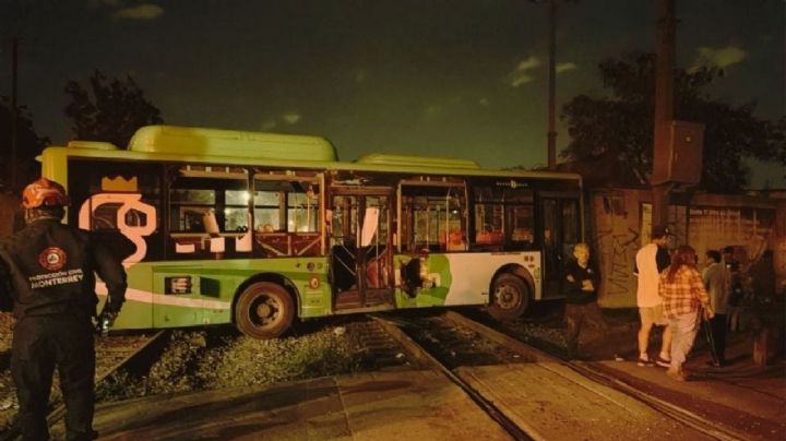 ¡De reversa y sin aviso! Tren embiste camión urbano en Monterrey; hay 11 personas lesionadas | VIDEO