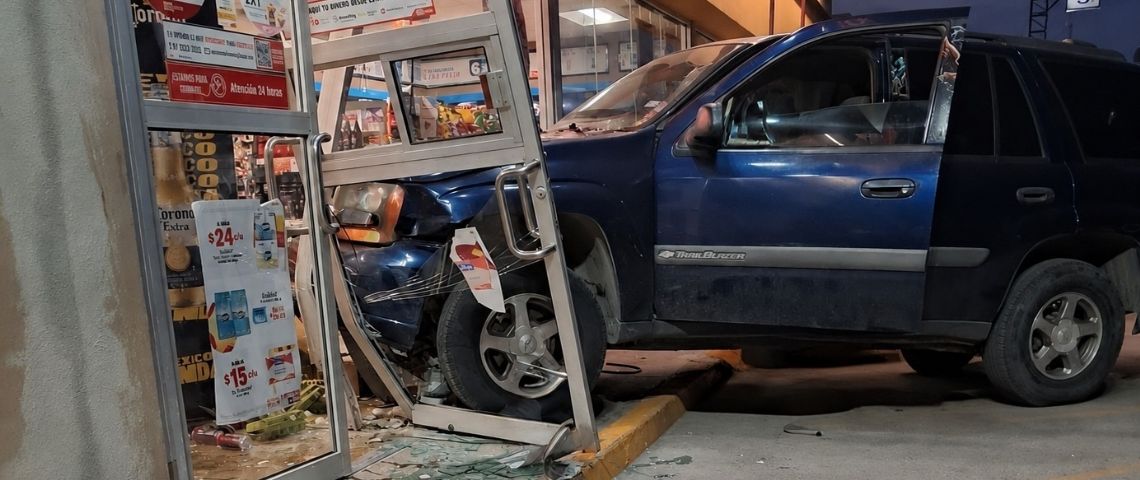 Conductor pierde el control de camioneta y se mete en un OXXO de Valles de Anáhuac