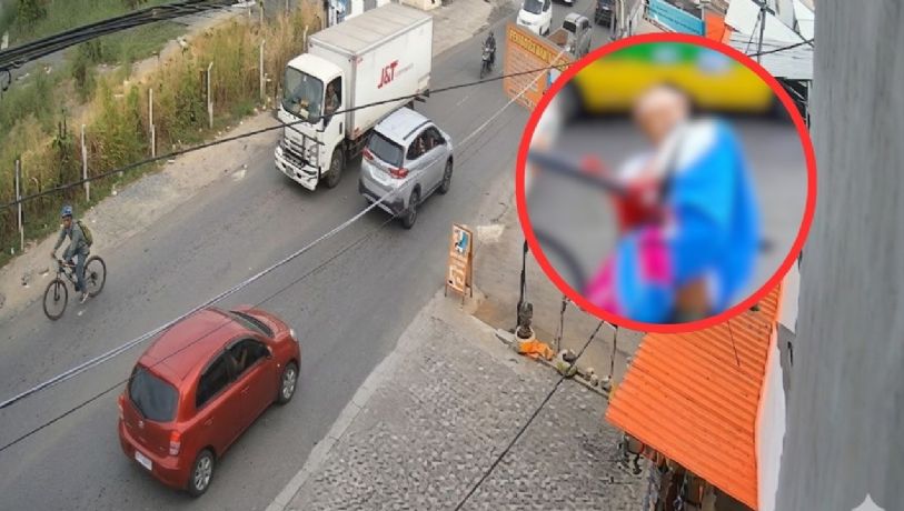 Ciclista se ensarta y muere en las varillas de un camión; estuvo agonizando varis minutos | VIDEO