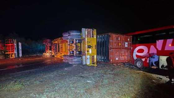 Choque y volcadura entre tráiler y autobús de pasajeros desata caos vial en la Victoria-Monterrey