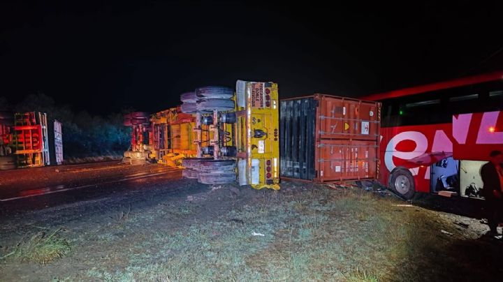 Choque y volcadura entre tráiler y autobús de pasajeros desata caos vial en la Victoria-Monterrey